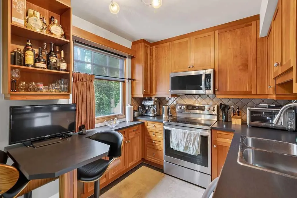 445 29 Avenue NW Calgary AB T2M 2M4
