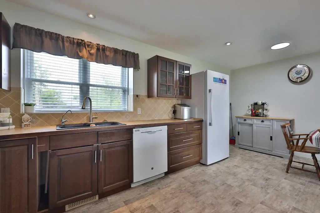 229 2a Street Stirling AB T0K 2E0