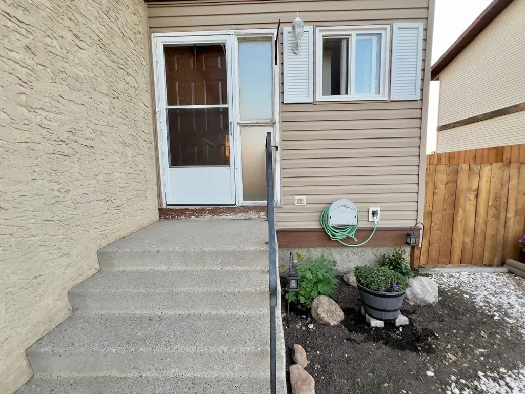 1011 3rd Street W Hanna AB T0J 1P0