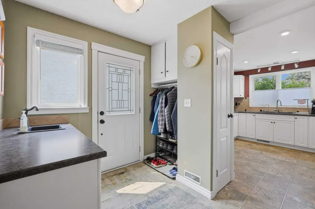 5721 55 Avenue Lacombe AB T4L1L8