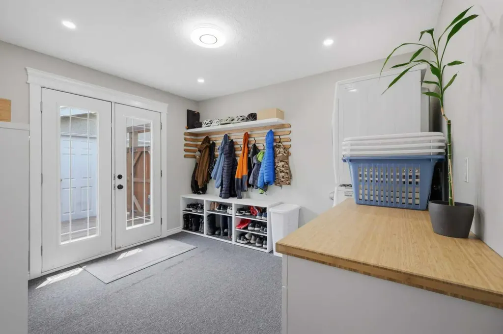 5721 55 Avenue Lacombe AB T4L1L8
