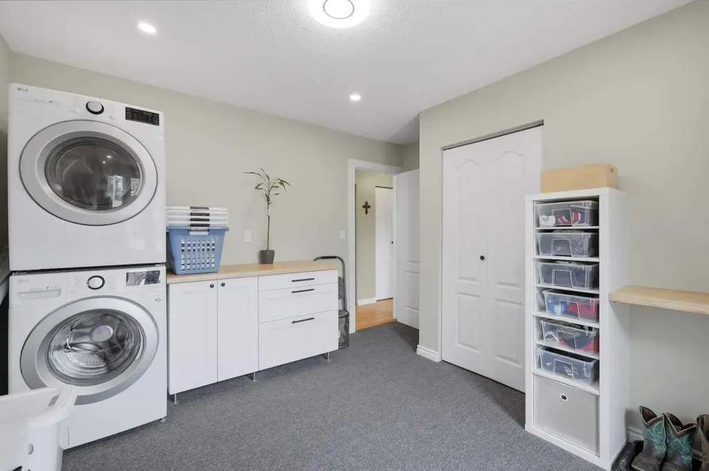 5721 55 Avenue Lacombe AB T4L1L8