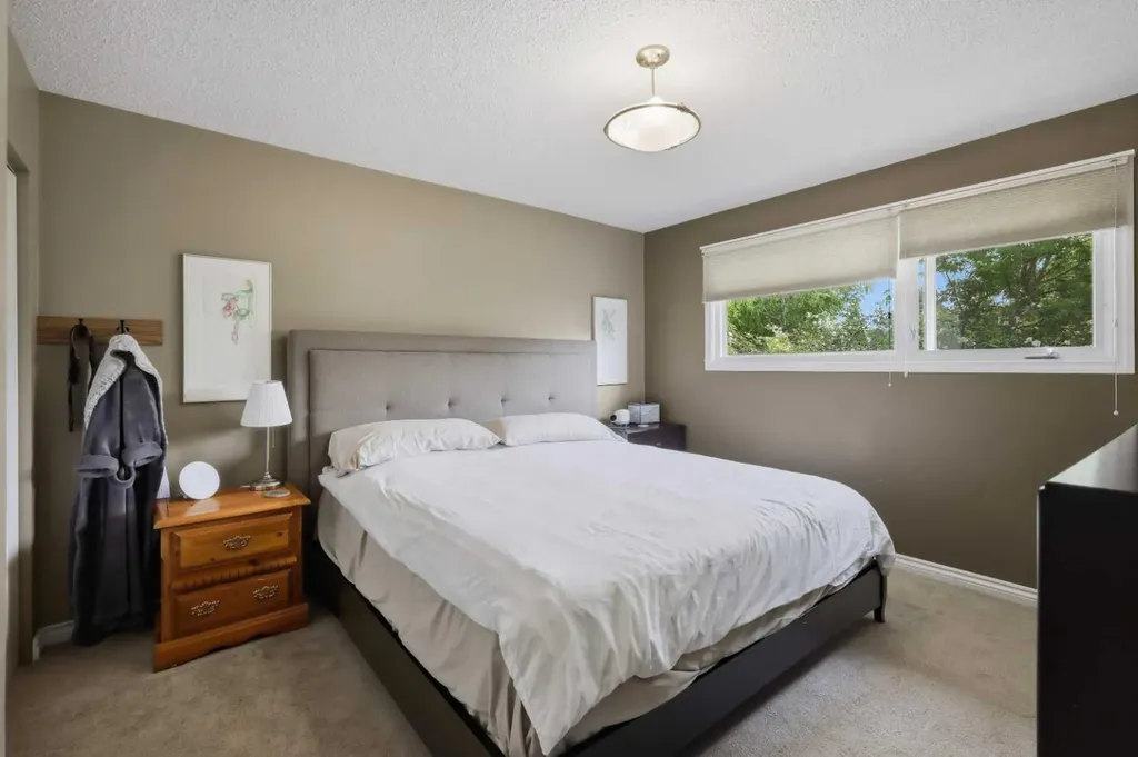 5721 55 Avenue Lacombe AB T4L1L8