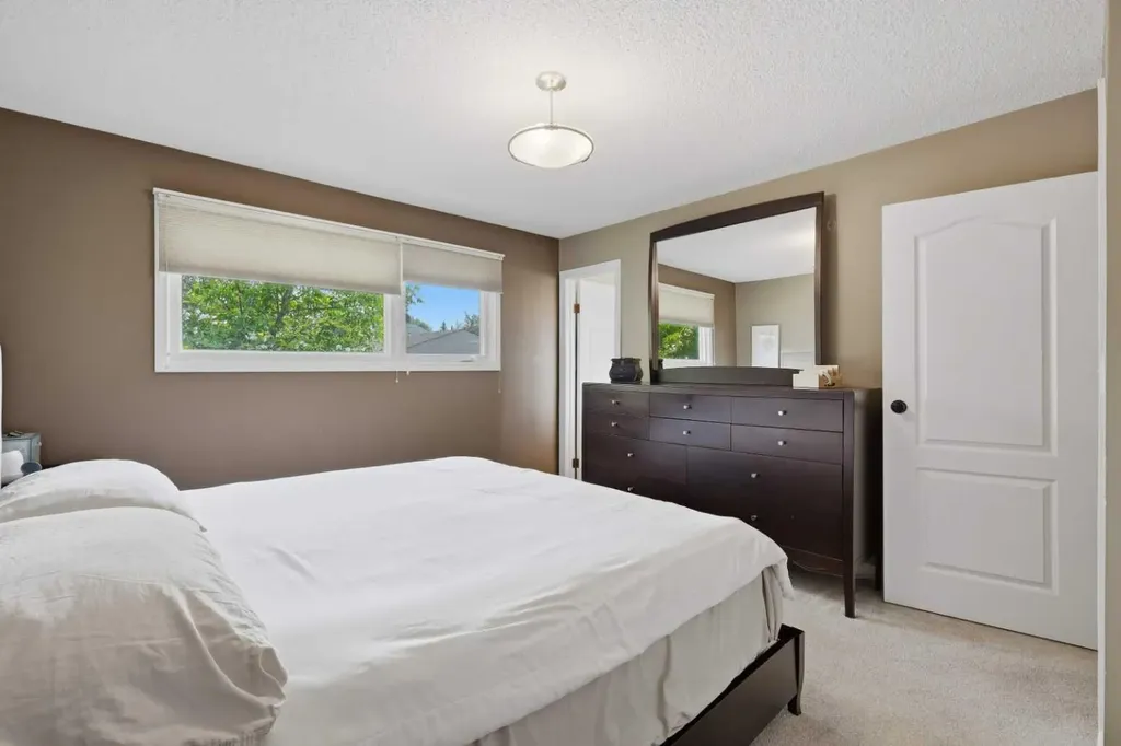 5721 55 Avenue Lacombe AB T4L1L8