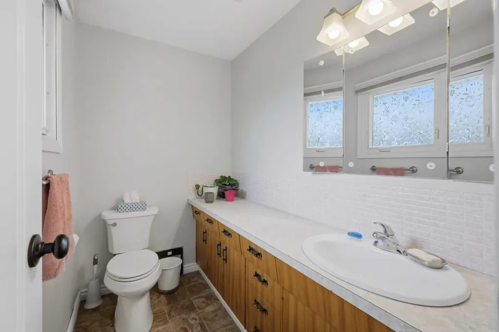 5721 55 Avenue Lacombe AB T4L1L8