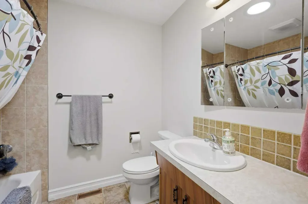 5721 55 Avenue Lacombe AB T4L1L8