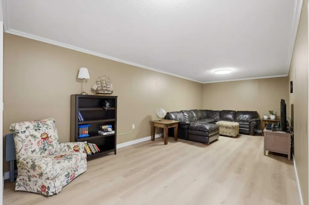 5721 55 Avenue Lacombe AB T4L1L8