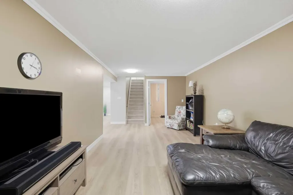 5721 55 Avenue Lacombe AB T4L1L8