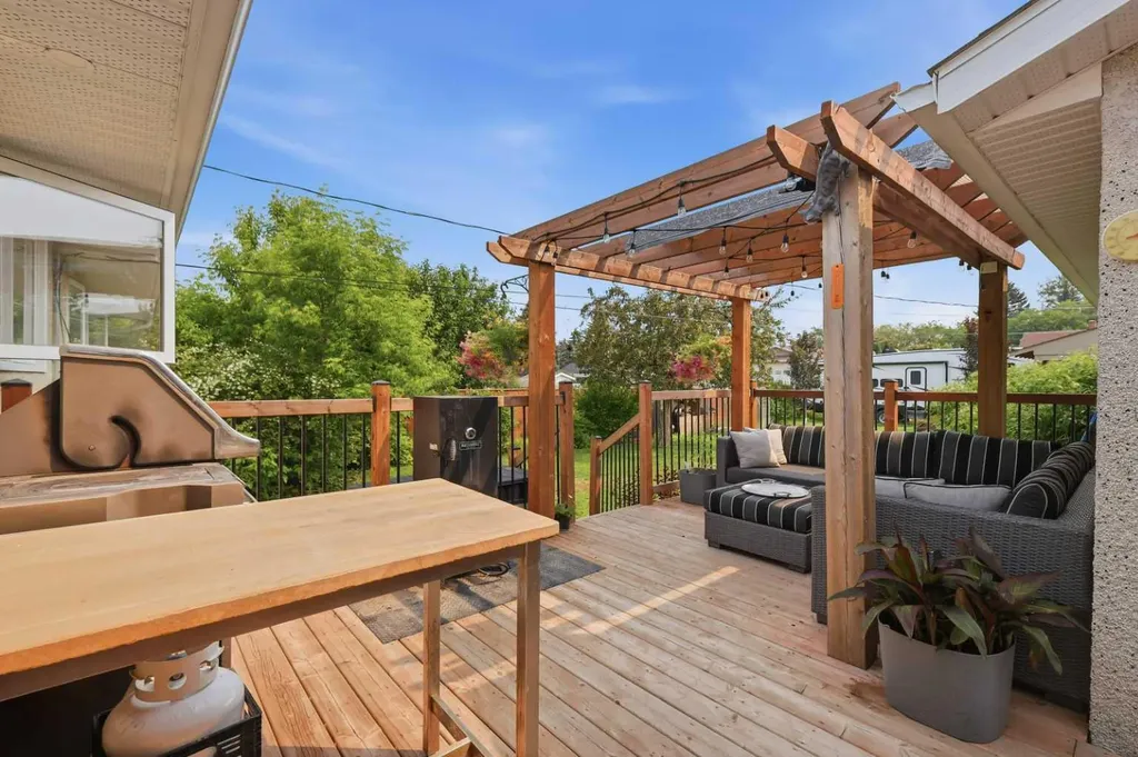 5721 55 Avenue Lacombe AB T4L1L8