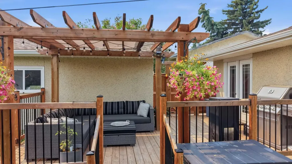 5721 55 Avenue Lacombe AB T4L1L8