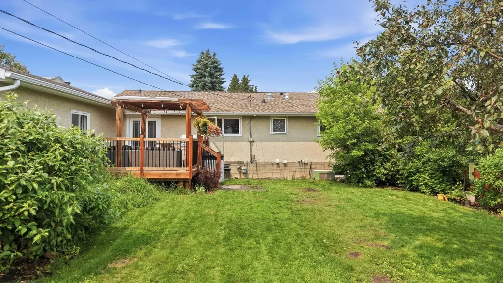 5721 55 Avenue Lacombe AB T4L1L8