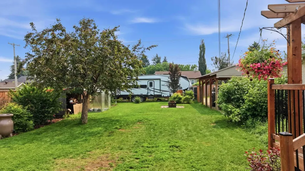 5721 55 Avenue Lacombe AB T4L1L8