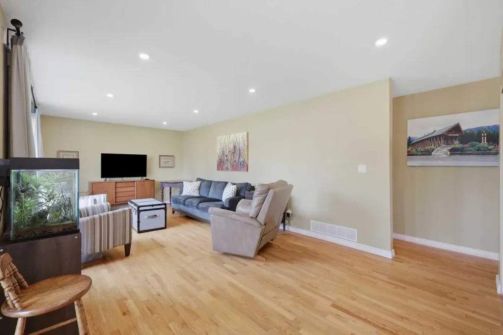 5721 55 Avenue Lacombe AB T4L1L8