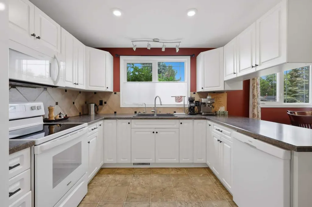 5721 55 Avenue Lacombe AB T4L1L8