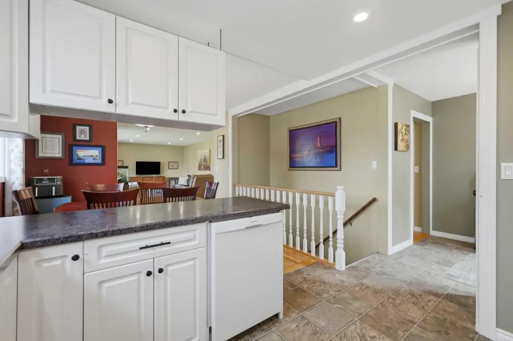 5721 55 Avenue Lacombe AB T4L1L8