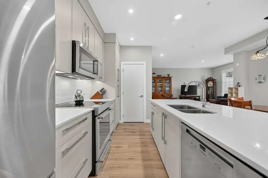 383 Smith Street NW Calgary AB T3B 6J9