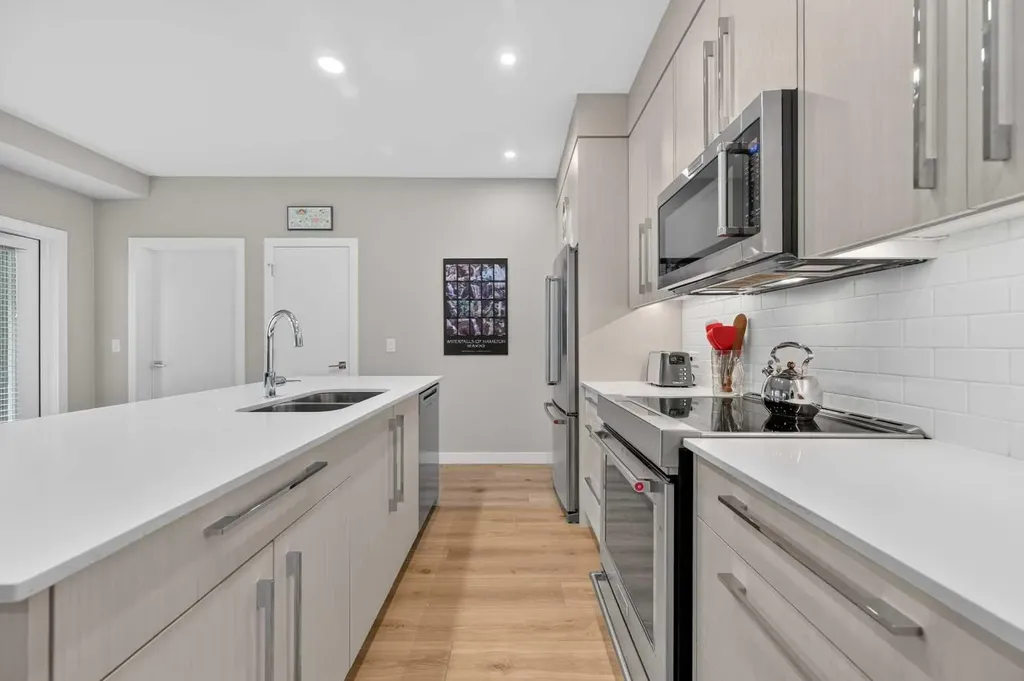 383 Smith Street NW Calgary AB T3B 6J9
