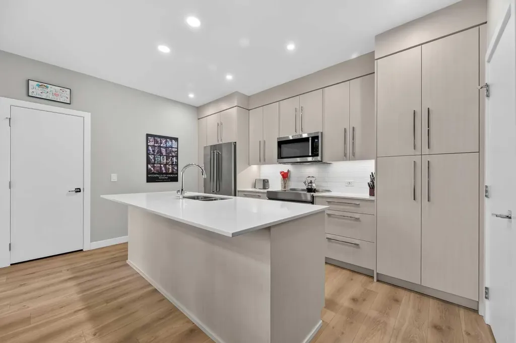 383 Smith Street NW Calgary AB T3B 6J9