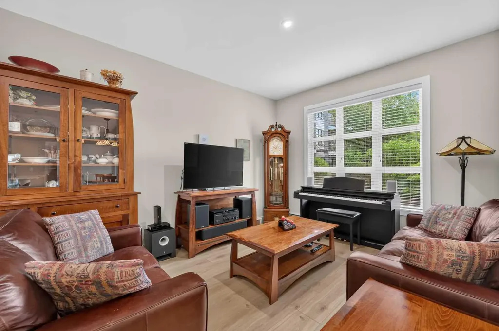 383 Smith Street NW Calgary AB T3B 6J9