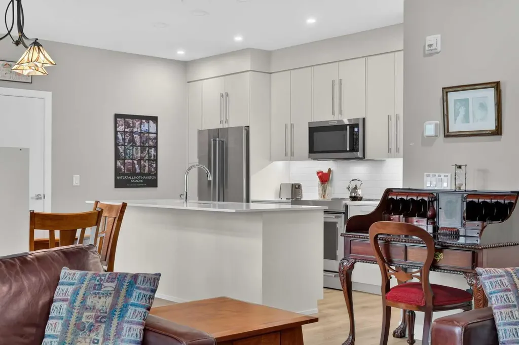 383 Smith Street NW Calgary AB T3B 6J9