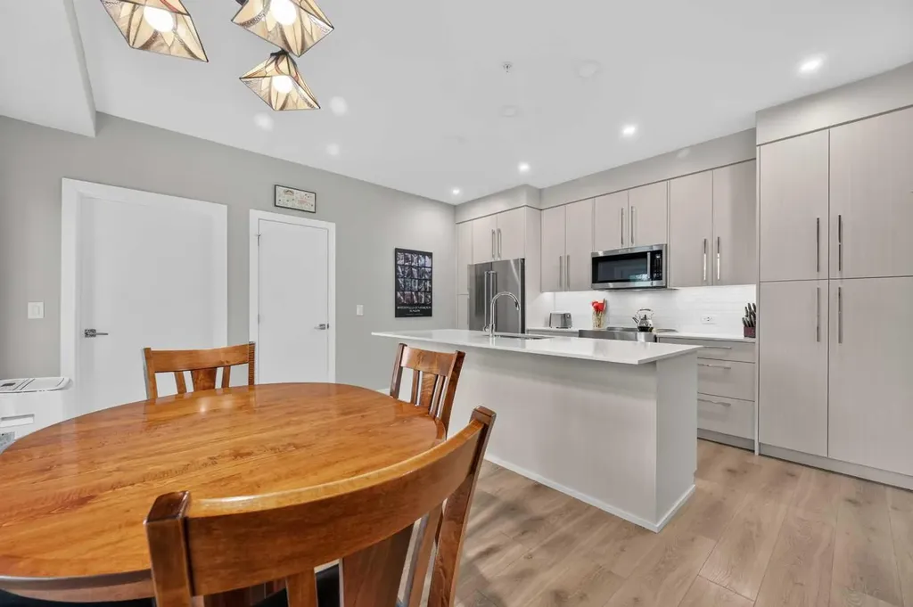 383 Smith Street NW Calgary AB T3B 6J9