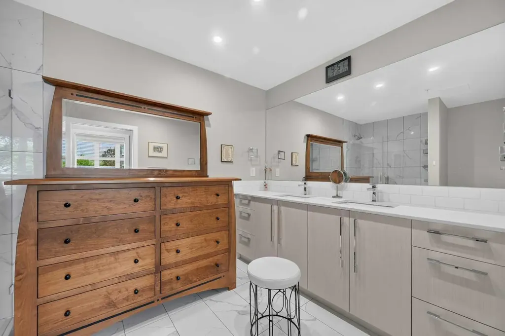 383 Smith Street NW Calgary AB T3B 6J9