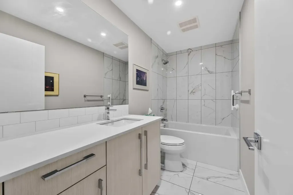 383 Smith Street NW Calgary AB T3B 6J9