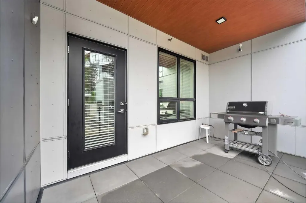 383 Smith Street NW Calgary AB T3B 6J9