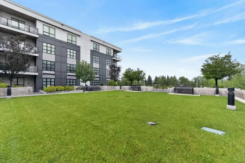 383 Smith Street NW Calgary AB T3B 6J9