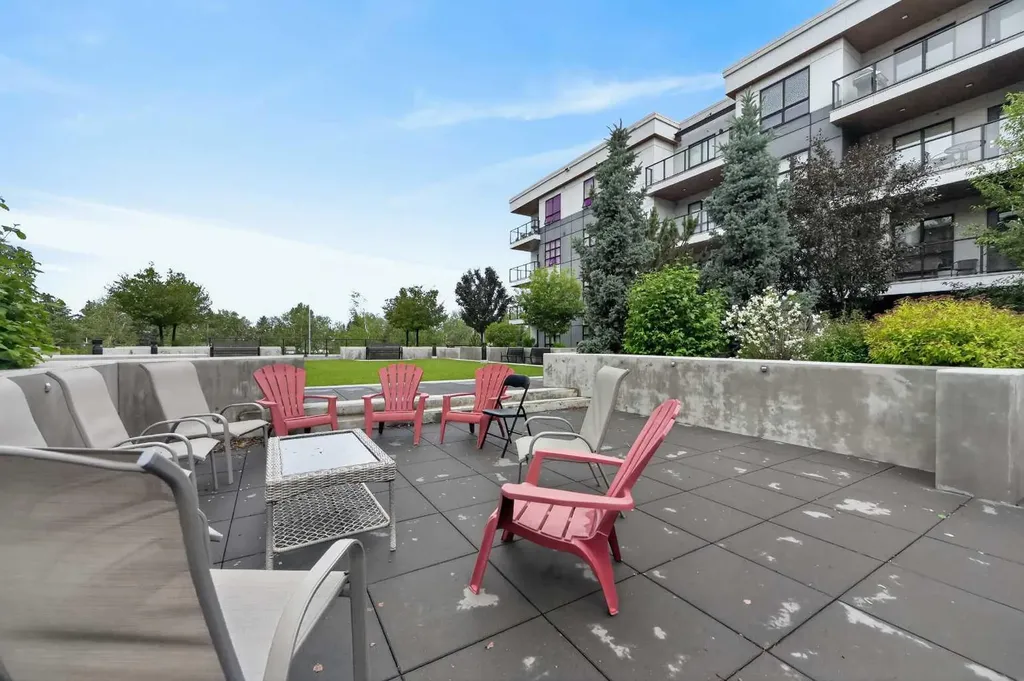 383 Smith Street NW Calgary AB T3B 6J9