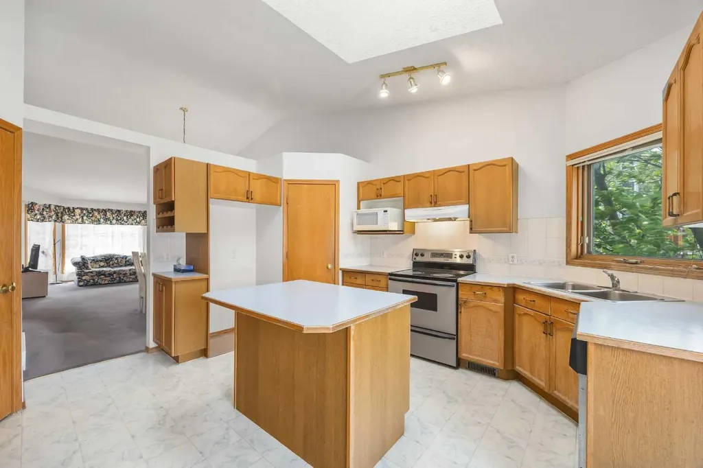 28 Harvest Oak Drive NE Calgary AB T3K 4E2