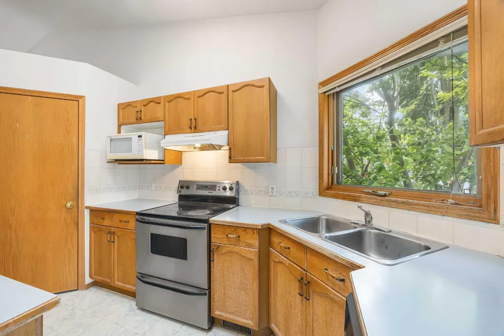 28 Harvest Oak Drive NE Calgary AB T3K 4E2