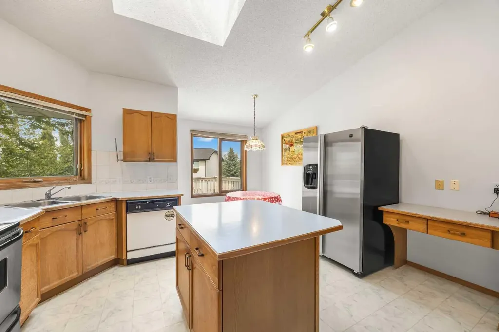 28 Harvest Oak Drive NE Calgary AB T3K 4E2