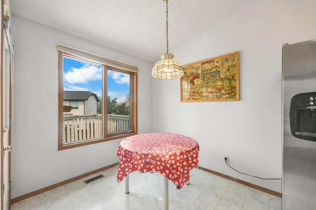 28 Harvest Oak Drive NE Calgary AB T3K 4E2