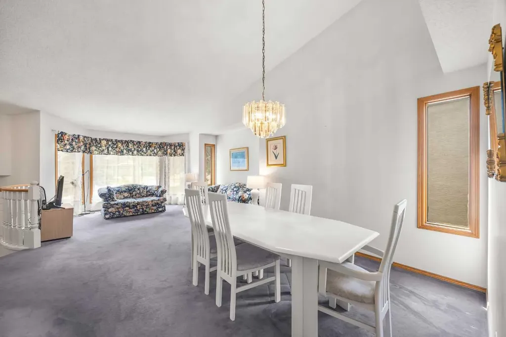 28 Harvest Oak Drive NE Calgary AB T3K 4E2