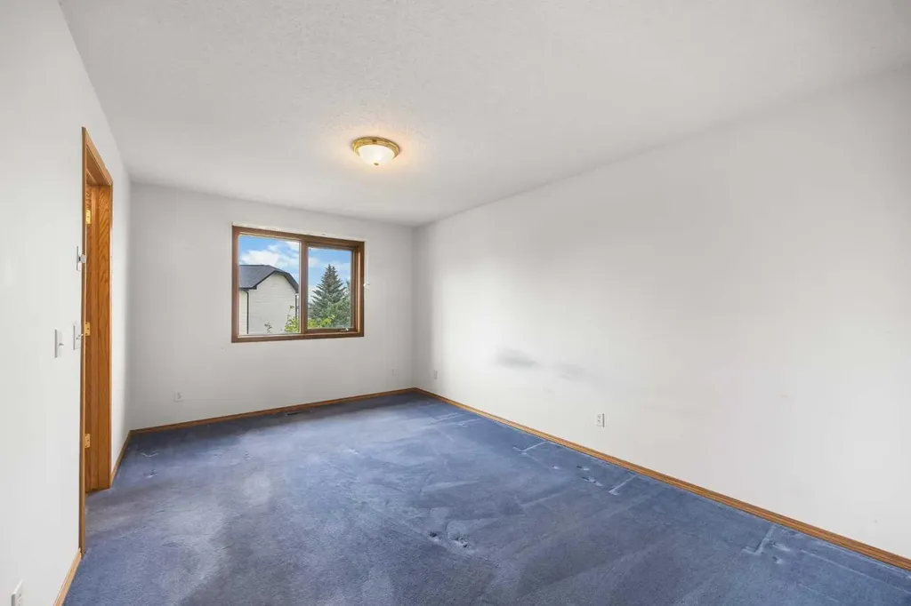 28 Harvest Oak Drive NE Calgary AB T3K 4E2