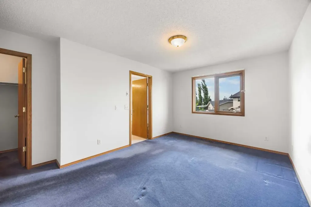 28 Harvest Oak Drive NE Calgary AB T3K 4E2