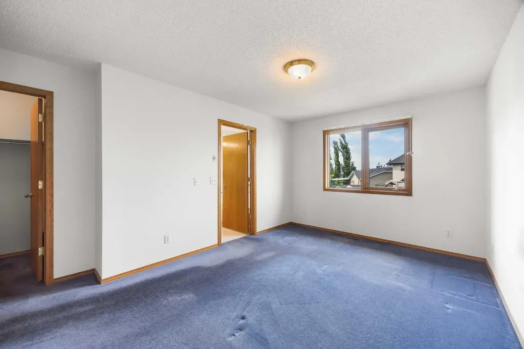 28 Harvest Oak Drive NE Calgary AB T3K 4E2