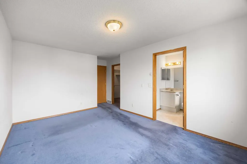 28 Harvest Oak Drive NE Calgary AB T3K 4E2