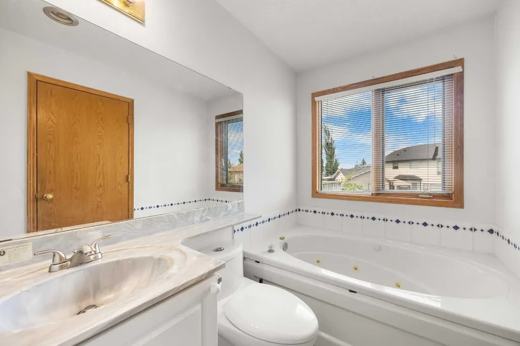 28 Harvest Oak Drive NE Calgary AB T3K 4E2