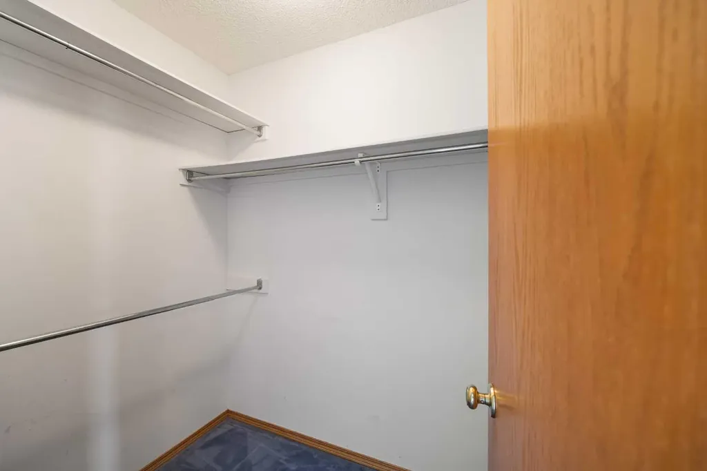 28 Harvest Oak Drive NE Calgary AB T3K 4E2