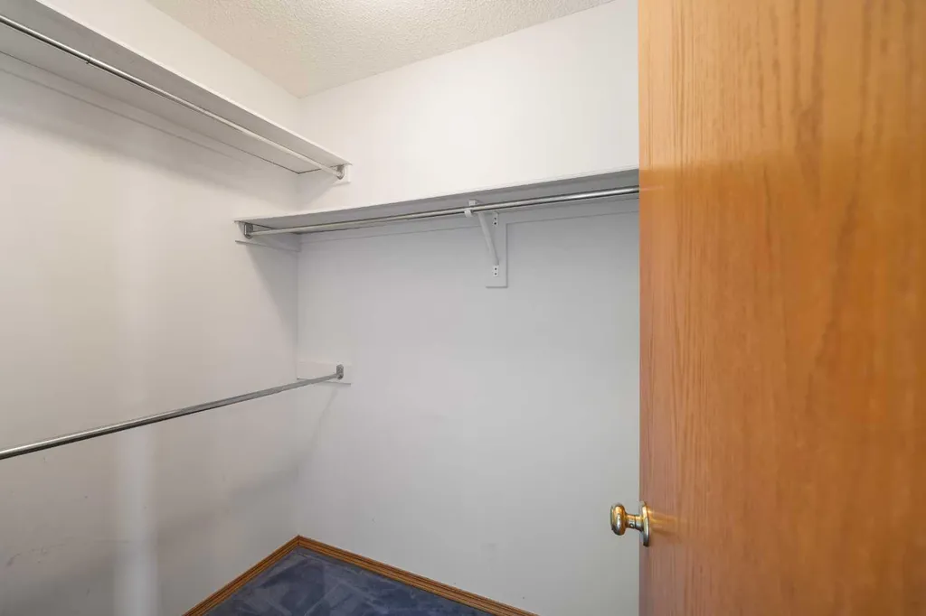 28 Harvest Oak Drive NE Calgary AB T3K 4E2