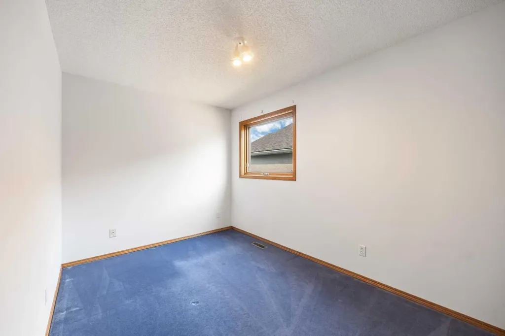 28 Harvest Oak Drive NE Calgary AB T3K 4E2