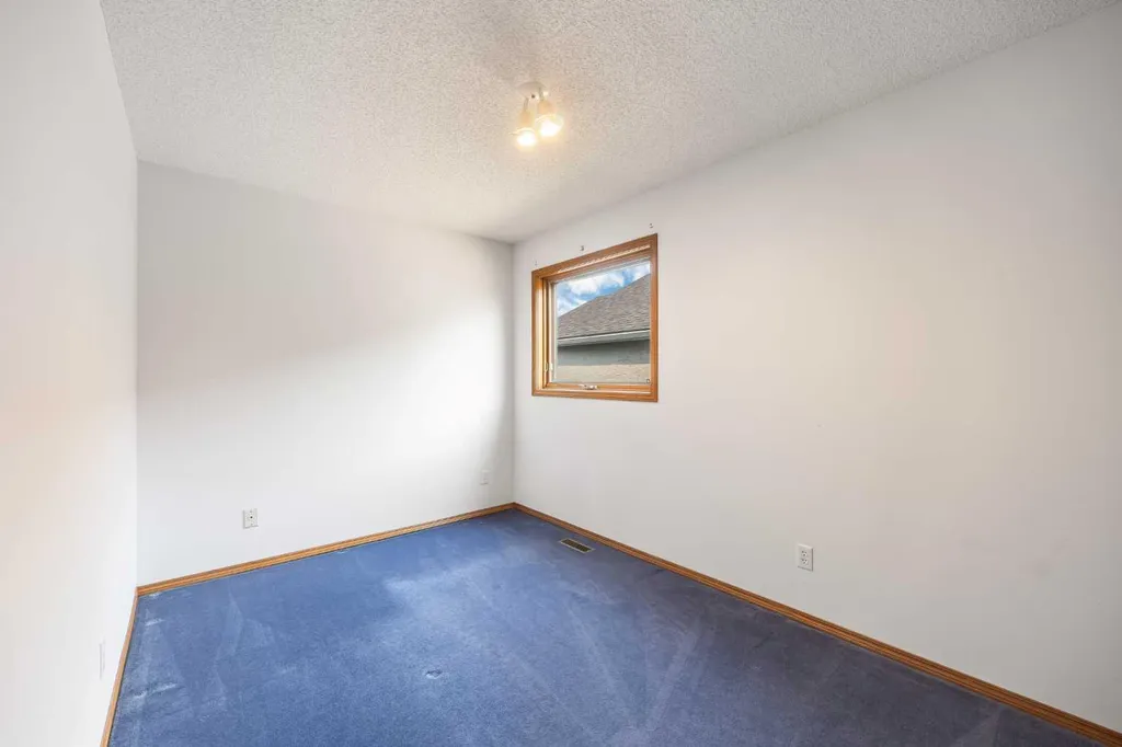 28 Harvest Oak Drive NE Calgary AB T3K 4E2