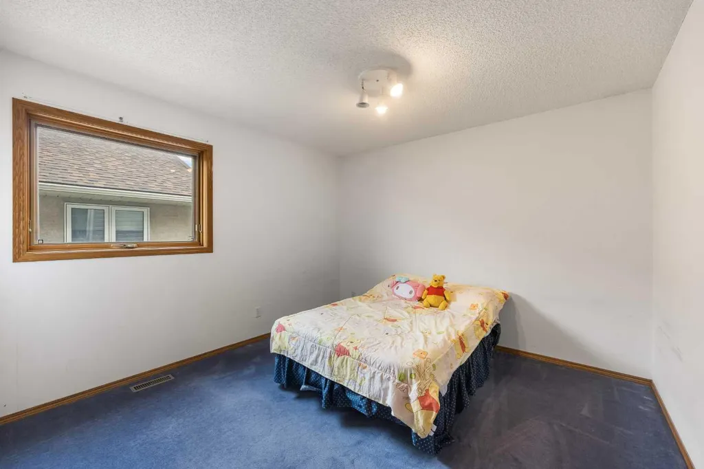 28 Harvest Oak Drive NE Calgary AB T3K 4E2