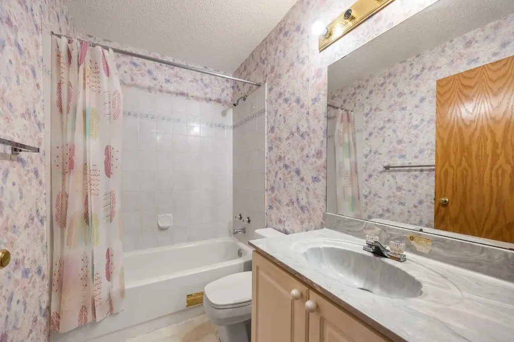 28 Harvest Oak Drive NE Calgary AB T3K 4E2