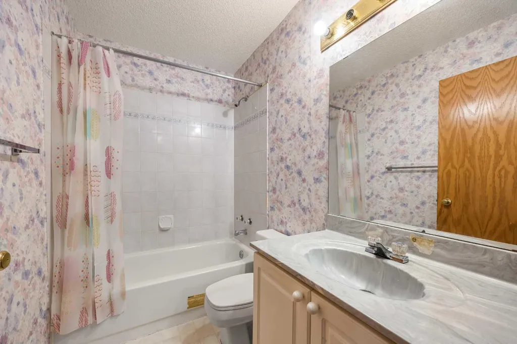28 Harvest Oak Drive NE Calgary AB T3K 4E2