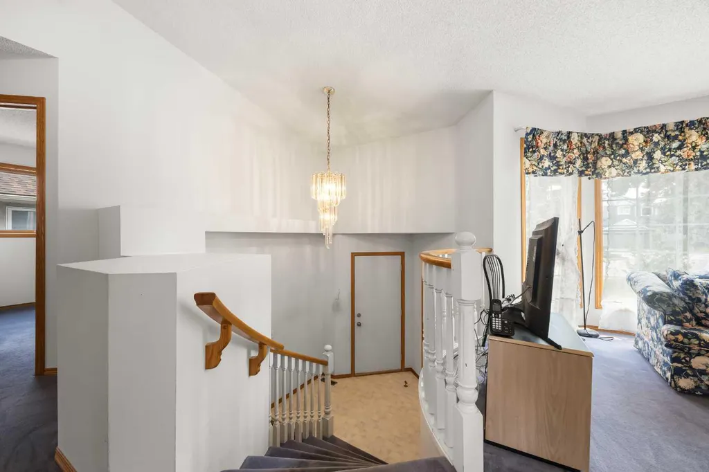 28 Harvest Oak Drive NE Calgary AB T3K 4E2