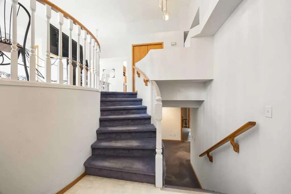 28 Harvest Oak Drive NE Calgary AB T3K 4E2