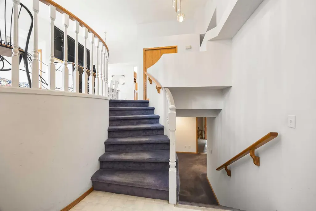 28 Harvest Oak Drive NE Calgary AB T3K 4E2